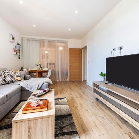 Mission Wave - Venture Apartment Staines-upon-Thames Bagian luar foto