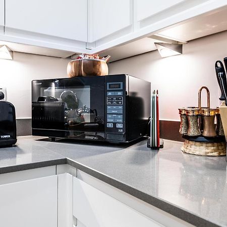 Mission Wave - Venture Apartment Staines-upon-Thames Bagian luar foto