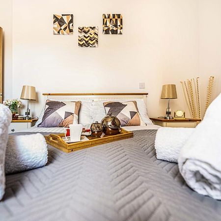 Mission Wave - Venture Apartment Staines-upon-Thames Bagian luar foto