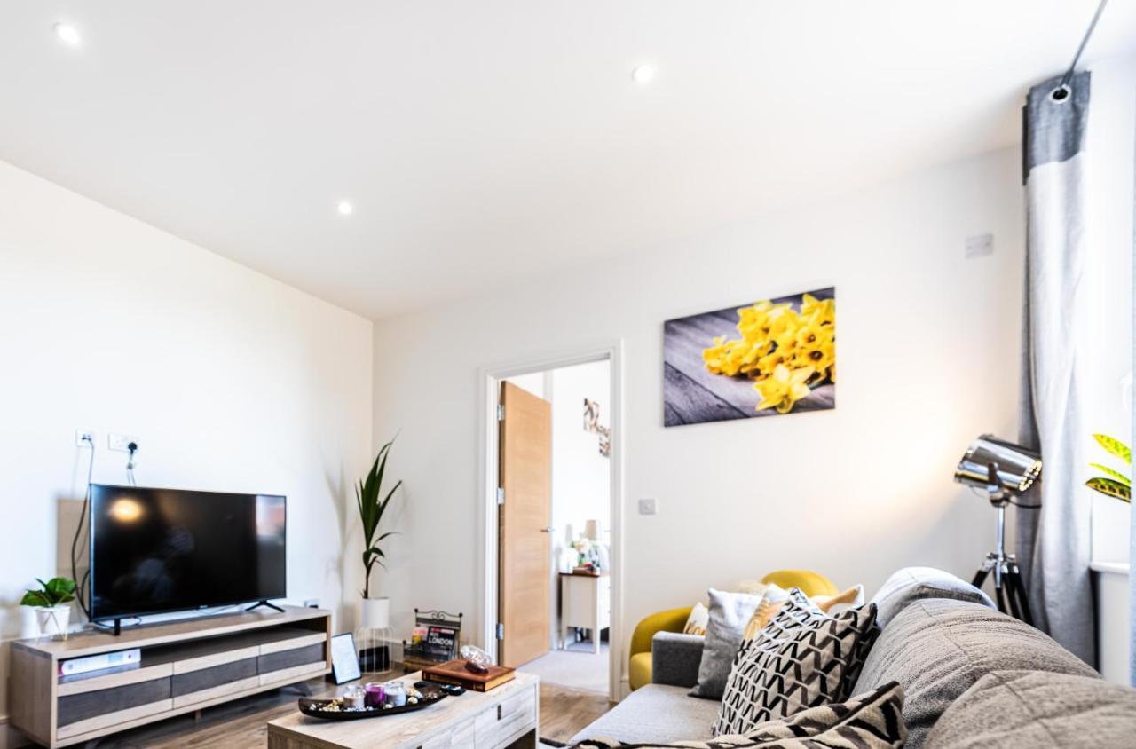 Mission Wave - Venture Apartment Staines-upon-Thames Bagian luar foto
