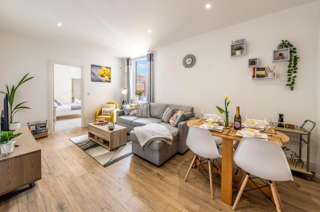Mission Wave - Venture Apartment Staines-upon-Thames Bagian luar foto