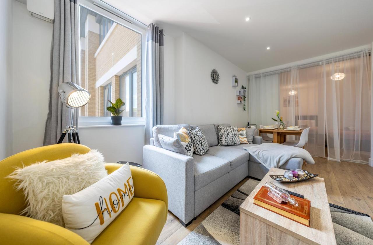 Mission Wave - Venture Apartment Staines-upon-Thames Bagian luar foto
