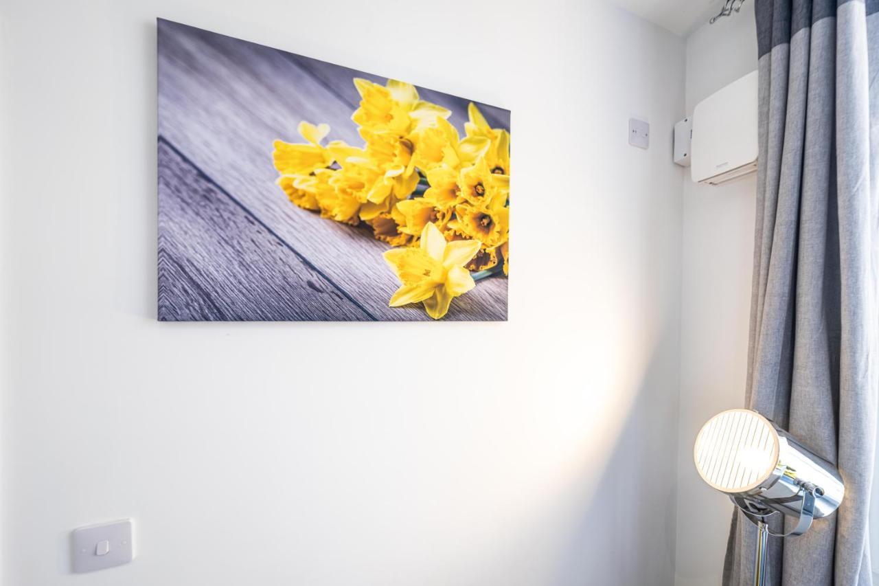 Mission Wave - Venture Apartment Staines-upon-Thames Bagian luar foto