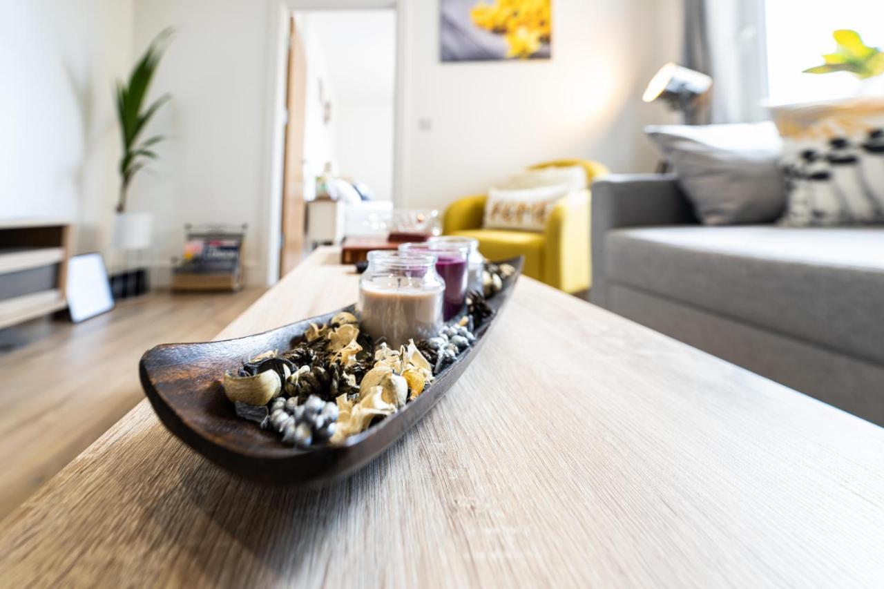 Mission Wave - Venture Apartment Staines-upon-Thames Bagian luar foto