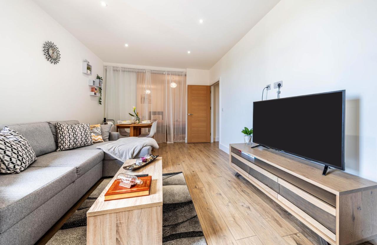Mission Wave - Venture Apartment Staines-upon-Thames Bagian luar foto