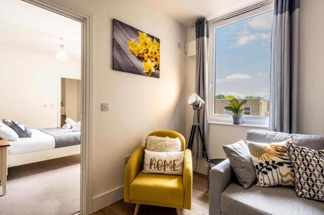 Mission Wave - Venture Apartment Staines-upon-Thames Bagian luar foto