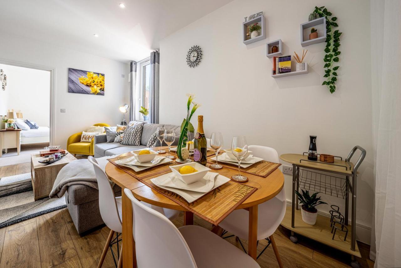 Mission Wave - Venture Apartment Staines-upon-Thames Bagian luar foto