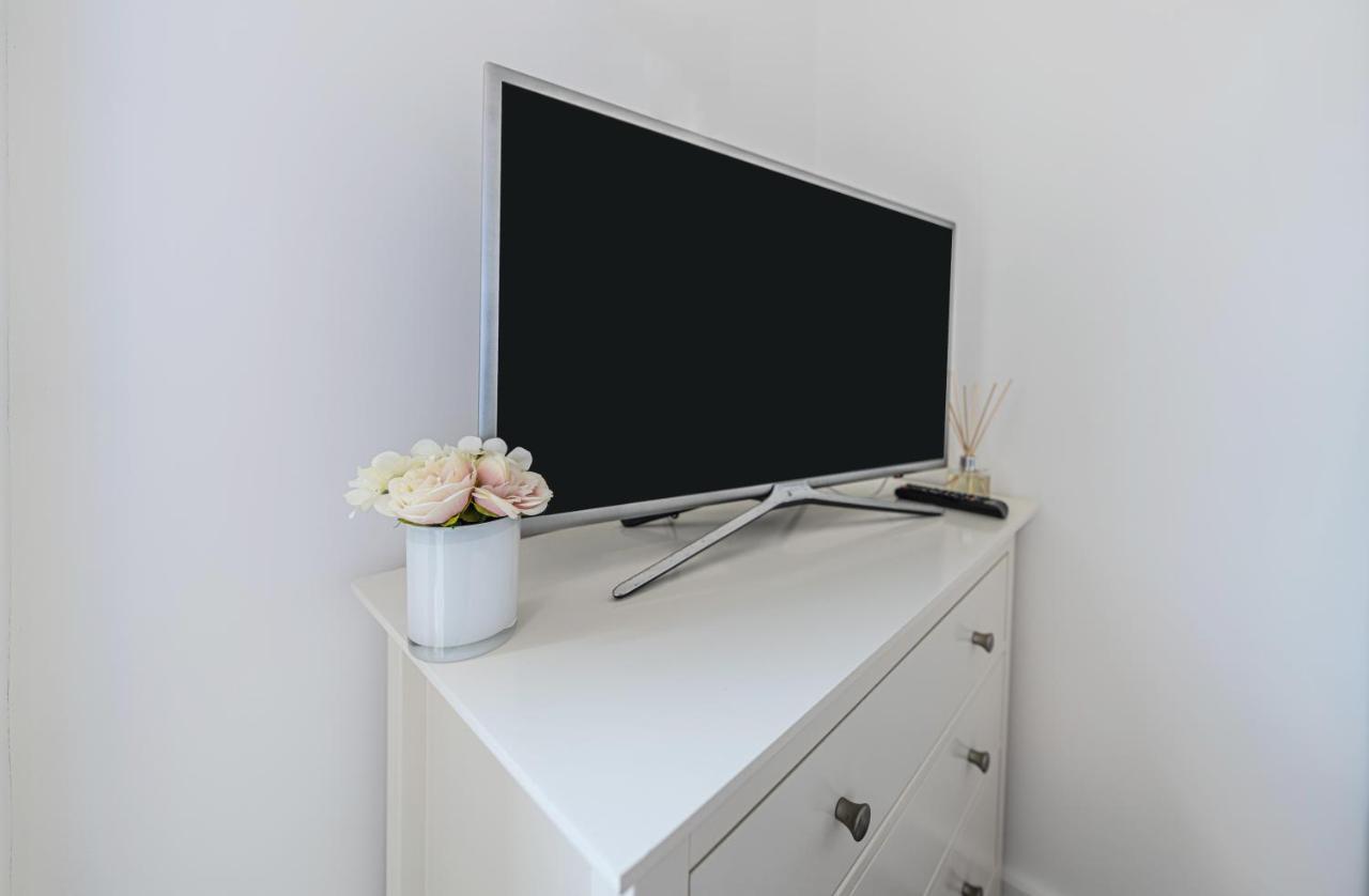 Mission Wave - Venture Apartment Staines-upon-Thames Bagian luar foto