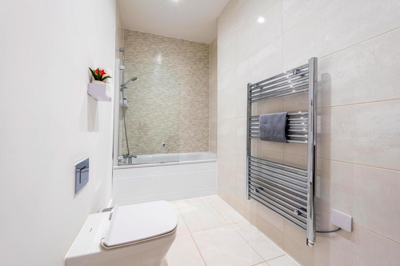 Mission Wave - Venture Apartment Staines-upon-Thames Bagian luar foto