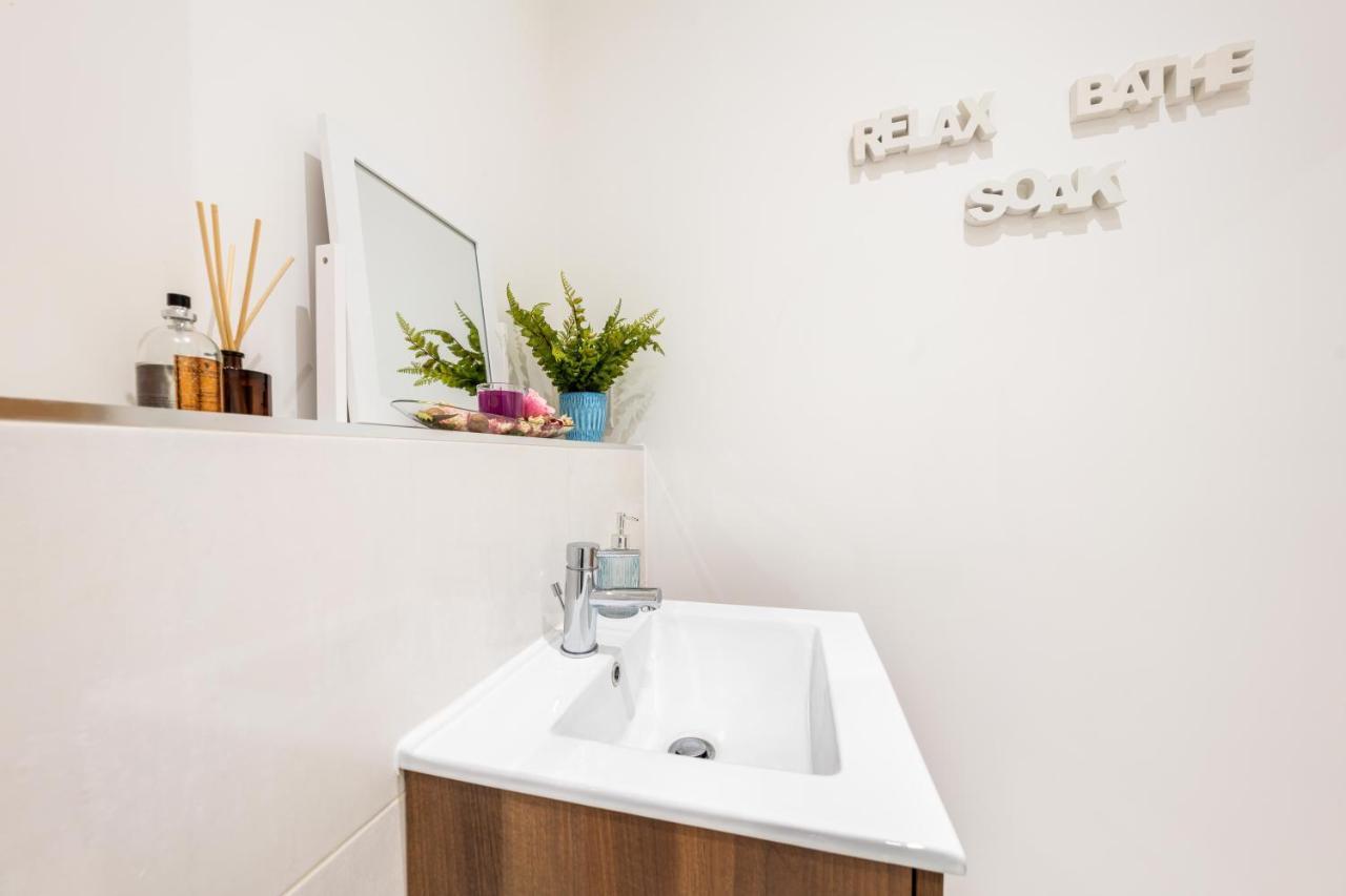 Mission Wave - Venture Apartment Staines-upon-Thames Bagian luar foto