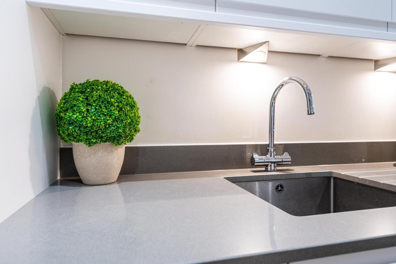 Mission Wave - Venture Apartment Staines-upon-Thames Bagian luar foto