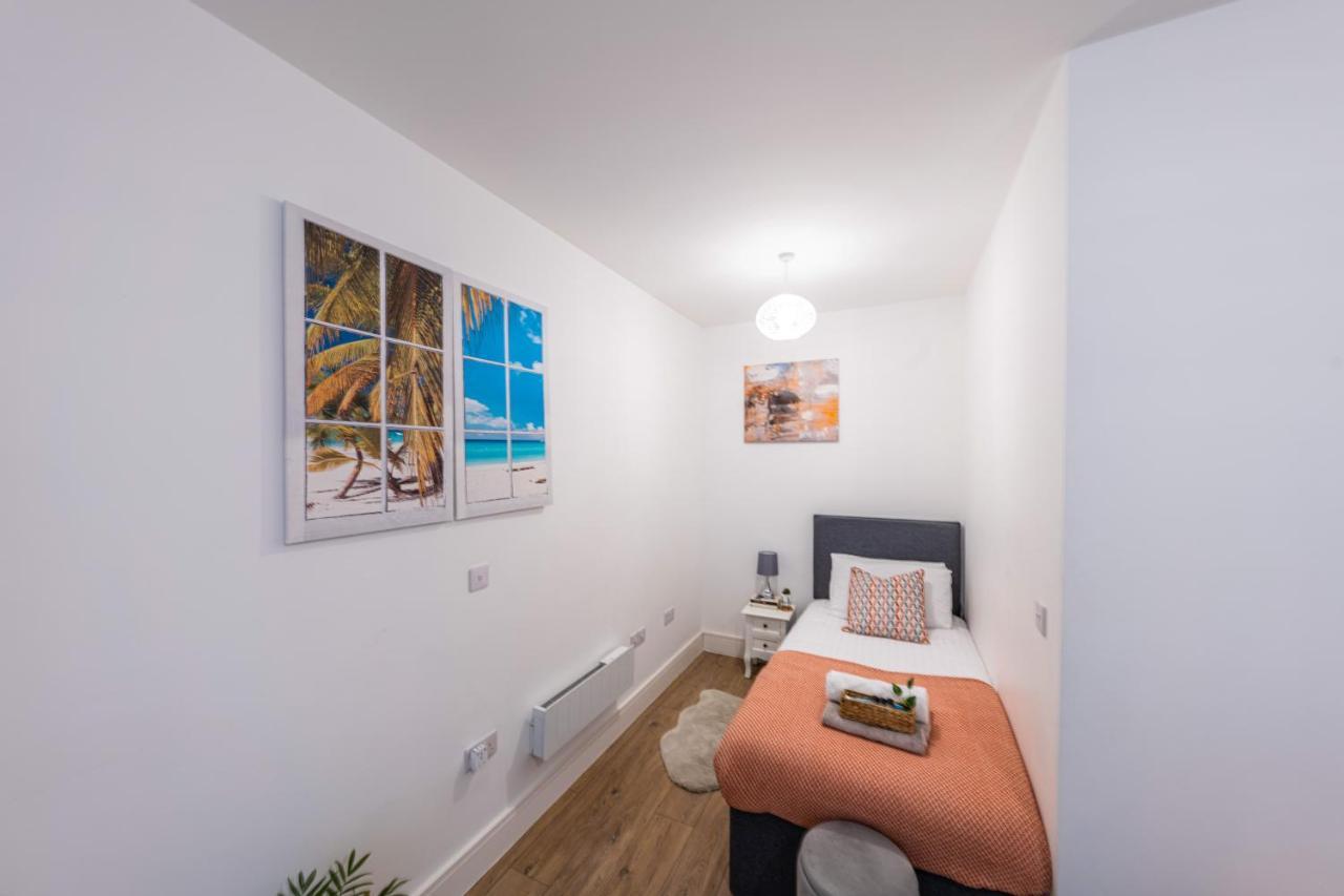 Mission Wave - Venture Apartment Staines-upon-Thames Bagian luar foto