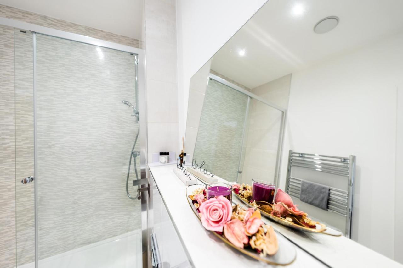 Mission Wave - Venture Apartment Staines-upon-Thames Bagian luar foto