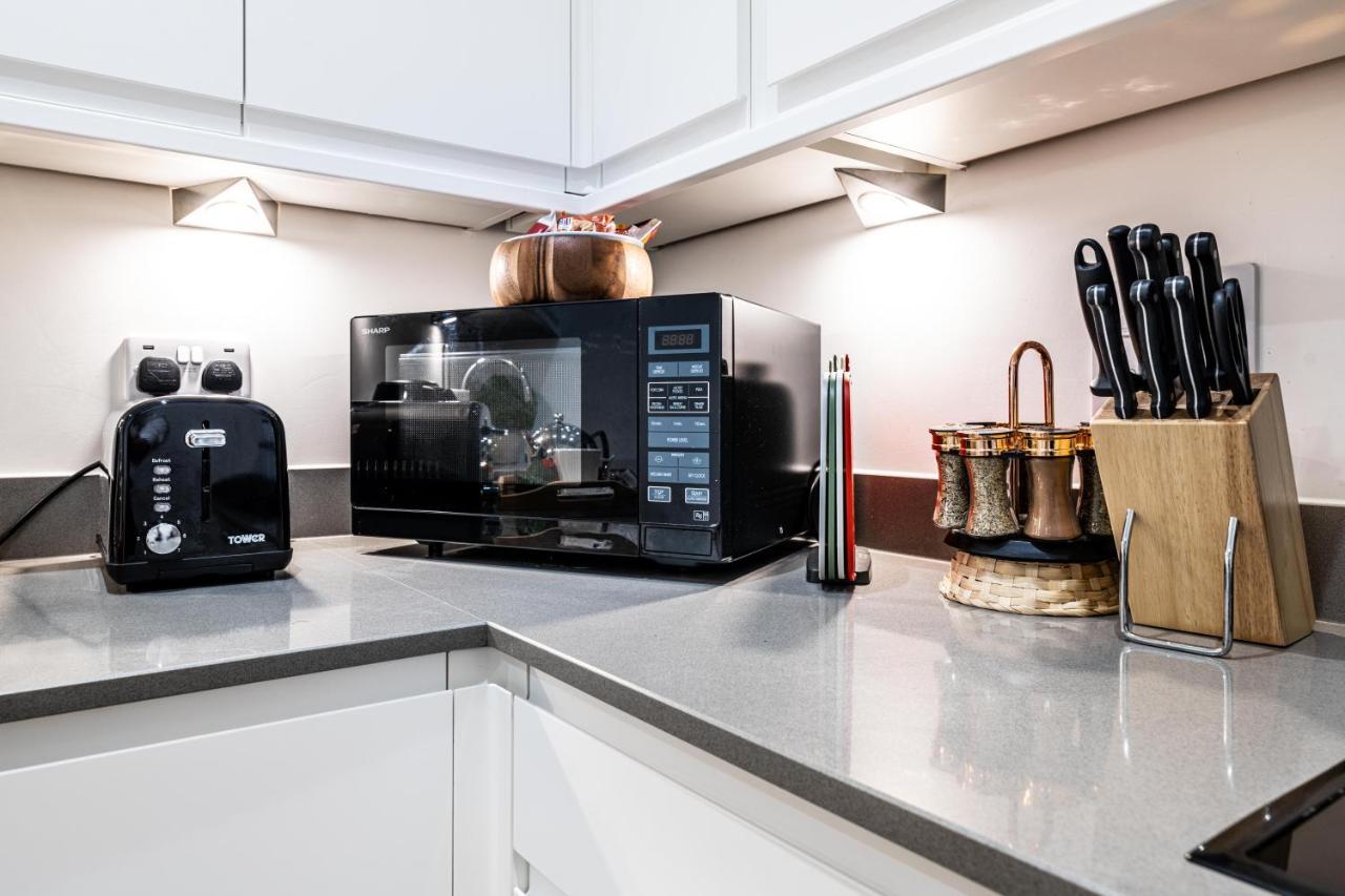 Mission Wave - Venture Apartment Staines-upon-Thames Bagian luar foto