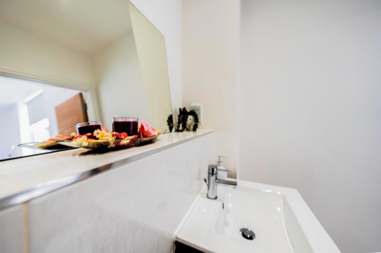 Mission Wave - Venture Apartment Staines-upon-Thames Bagian luar foto