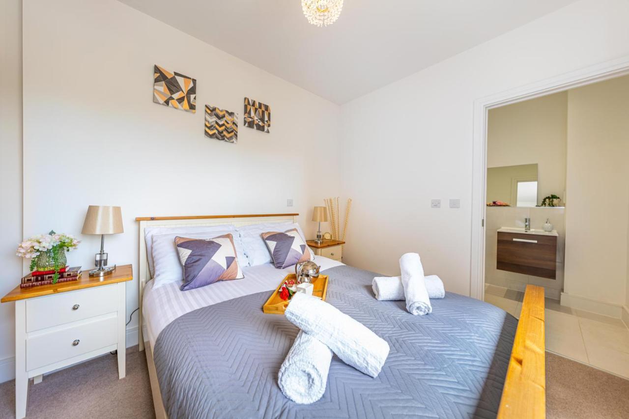 Mission Wave - Venture Apartment Staines-upon-Thames Bagian luar foto