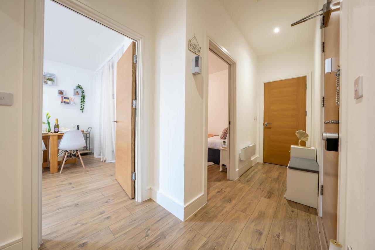 Mission Wave - Venture Apartment Staines-upon-Thames Bagian luar foto