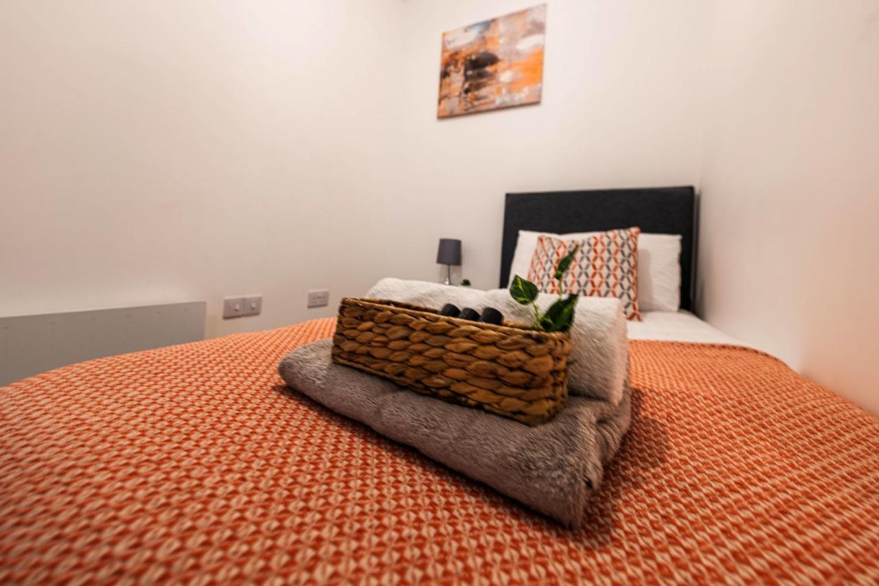Mission Wave - Venture Apartment Staines-upon-Thames Bagian luar foto