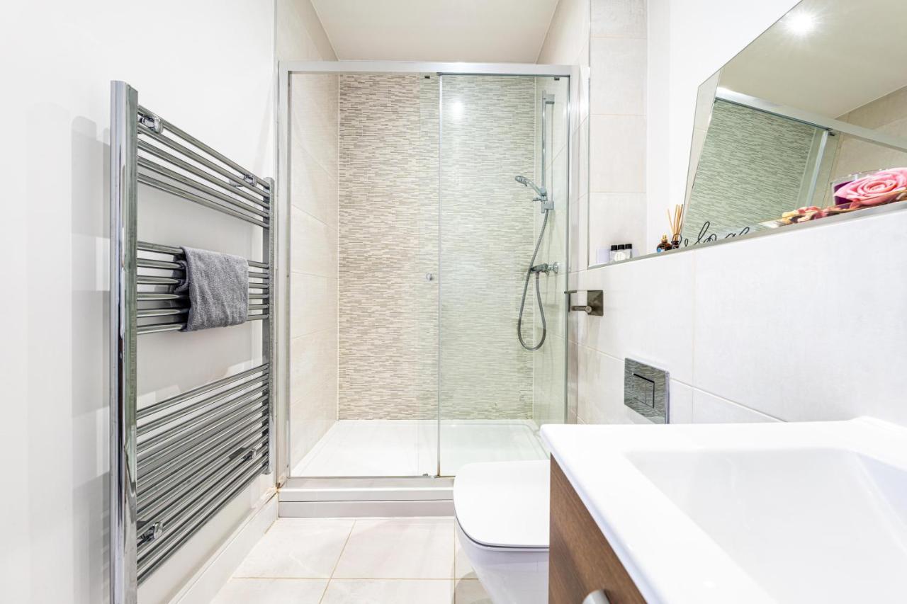 Mission Wave - Venture Apartment Staines-upon-Thames Bagian luar foto