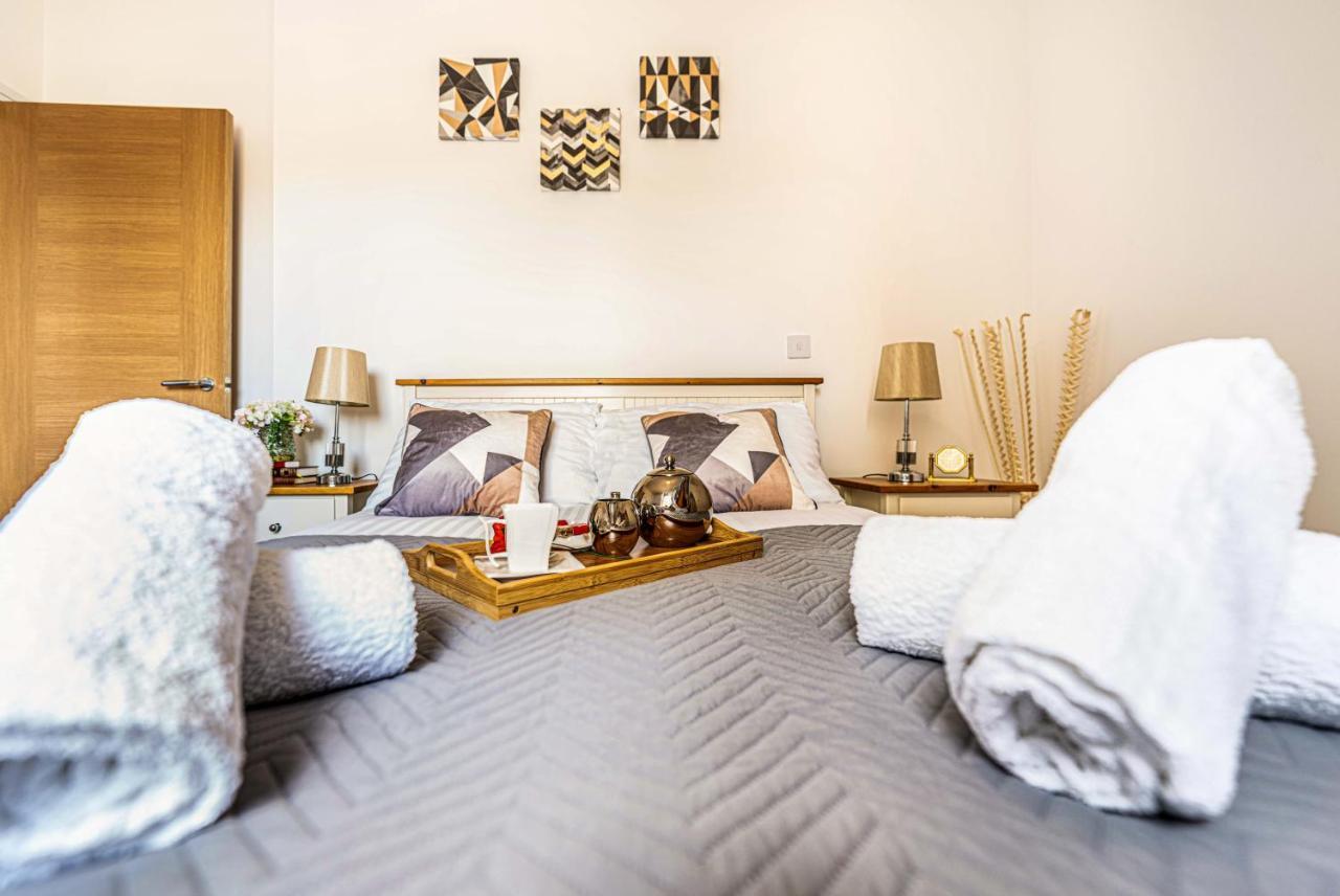 Mission Wave - Venture Apartment Staines-upon-Thames Bagian luar foto