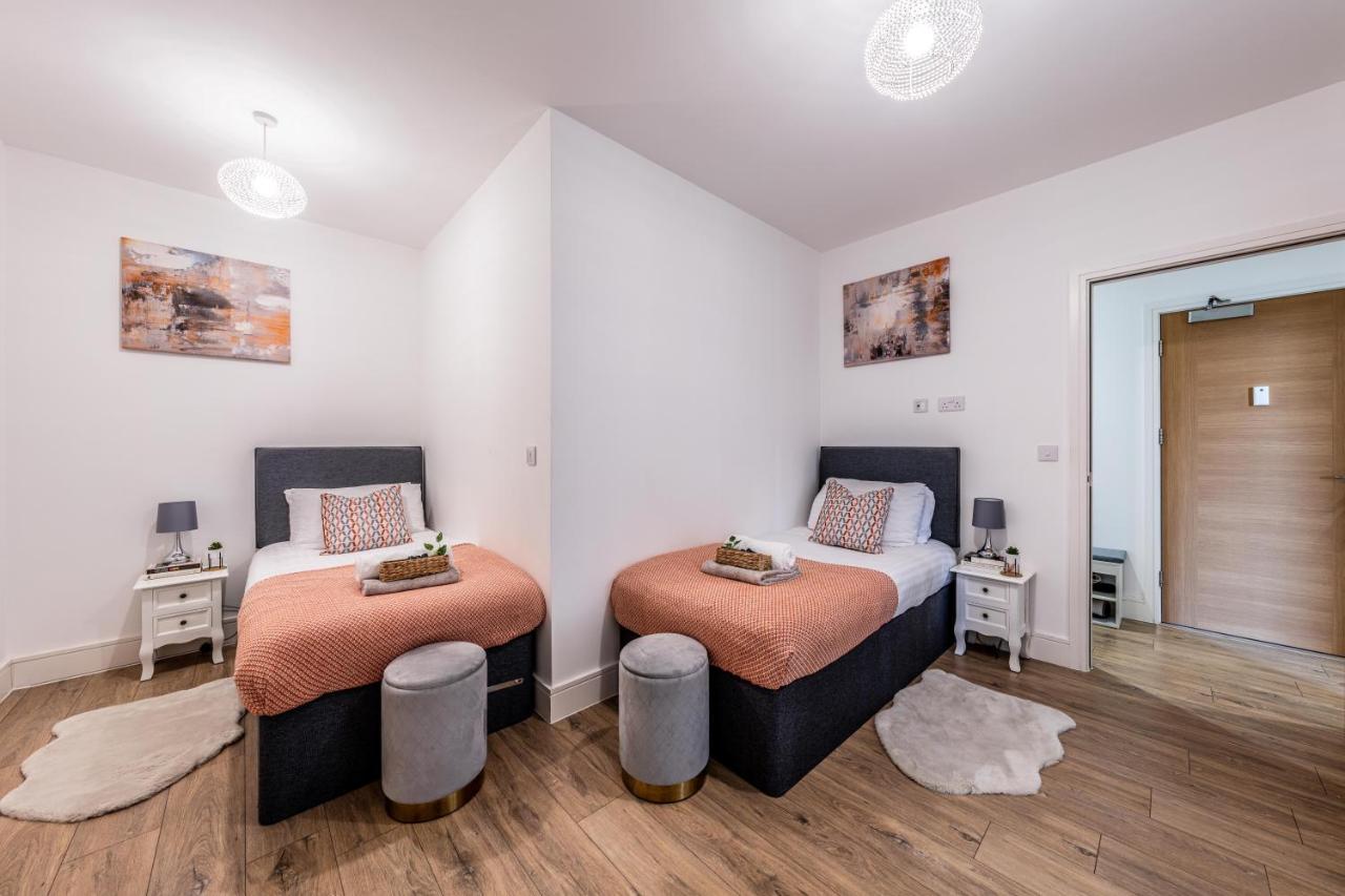 Mission Wave - Venture Apartment Staines-upon-Thames Bagian luar foto