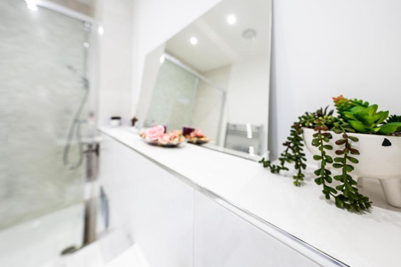 Mission Wave - Venture Apartment Staines-upon-Thames Bagian luar foto