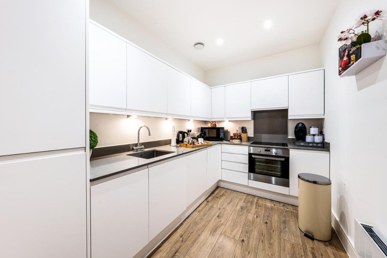 Mission Wave - Venture Apartment Staines-upon-Thames Bagian luar foto