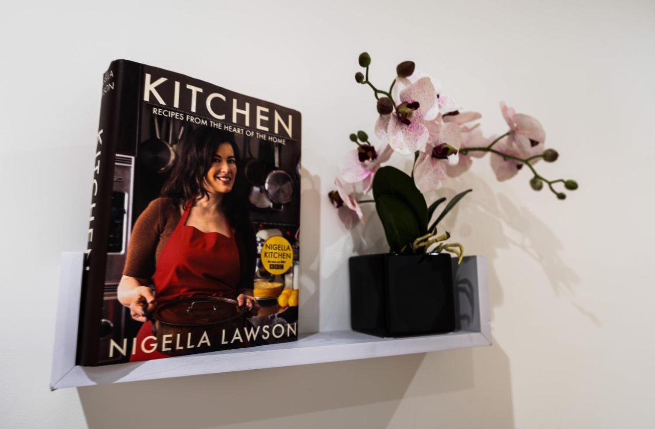 Mission Wave - Venture Apartment Staines-upon-Thames Bagian luar foto