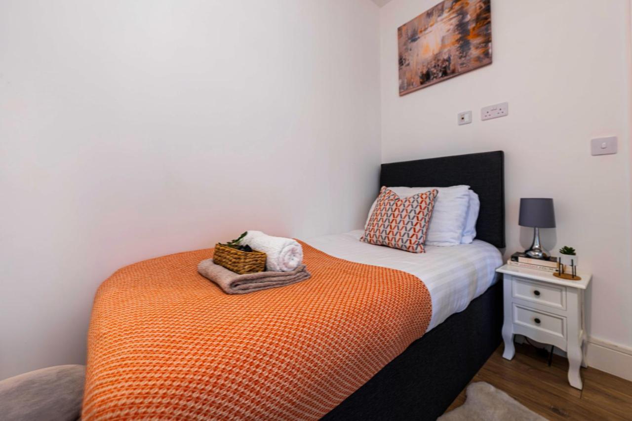 Mission Wave - Venture Apartment Staines-upon-Thames Bagian luar foto
