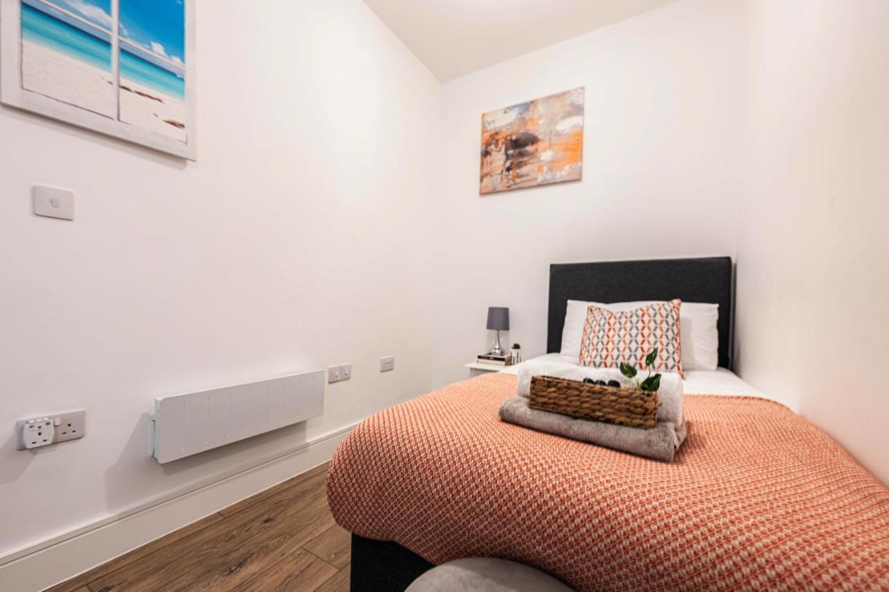 Mission Wave - Venture Apartment Staines-upon-Thames Bagian luar foto