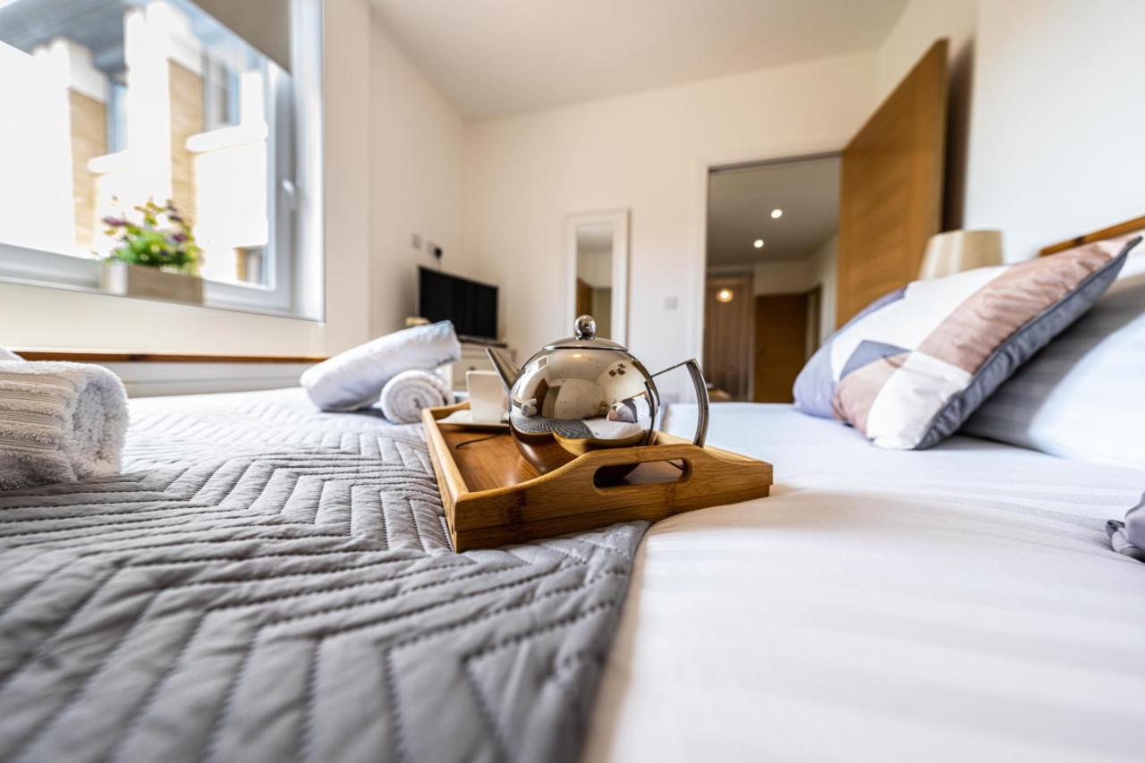 Mission Wave - Venture Apartment Staines-upon-Thames Bagian luar foto