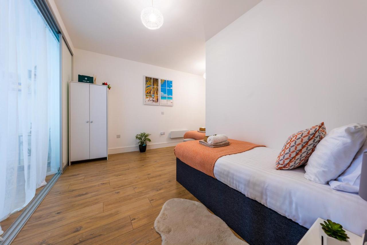 Mission Wave - Venture Apartment Staines-upon-Thames Bagian luar foto