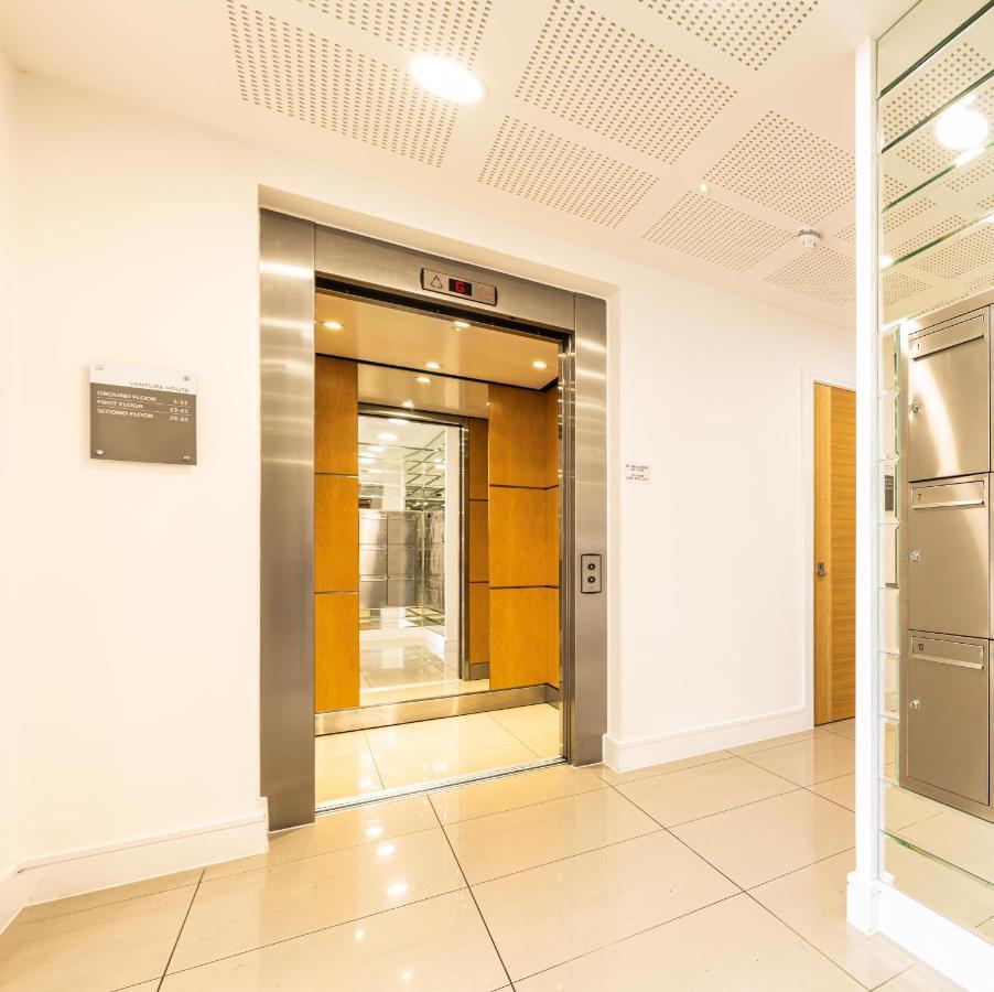 Mission Wave - Venture Apartment Staines-upon-Thames Bagian luar foto
